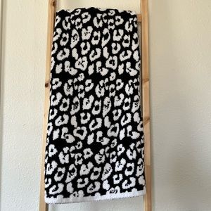 Barefoot Dreams In The Wild Throw Blanket Black and White